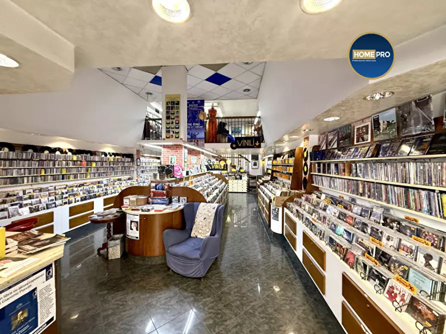 Immagine 1 di Negozio in affitto  in via Oslavia a Roma