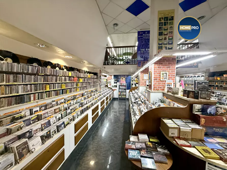 Immagine 2 di Negozio in affitto  in via Oslavia a Roma