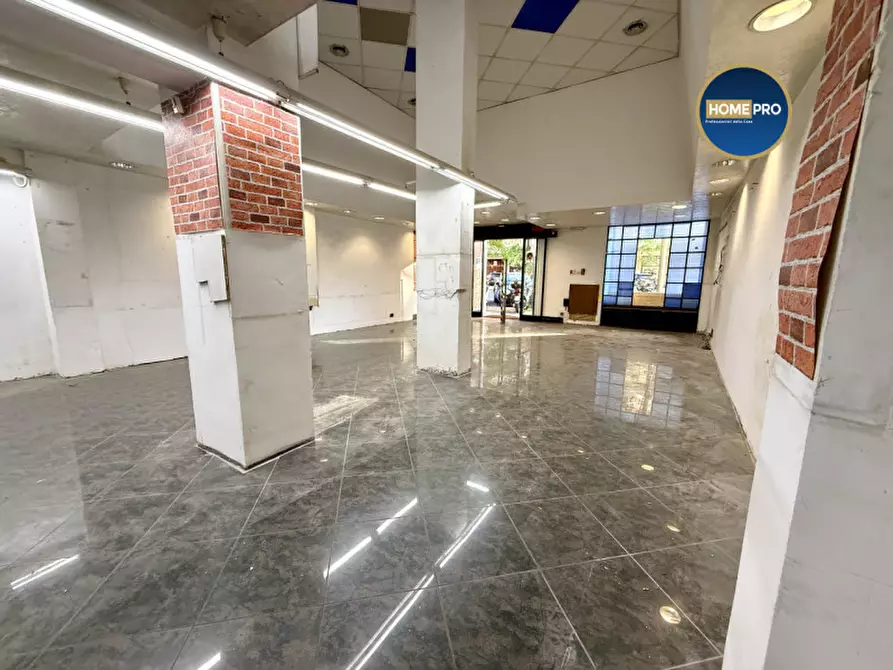 Immagine 3 di Negozio in affitto  in via Oslavia a Roma