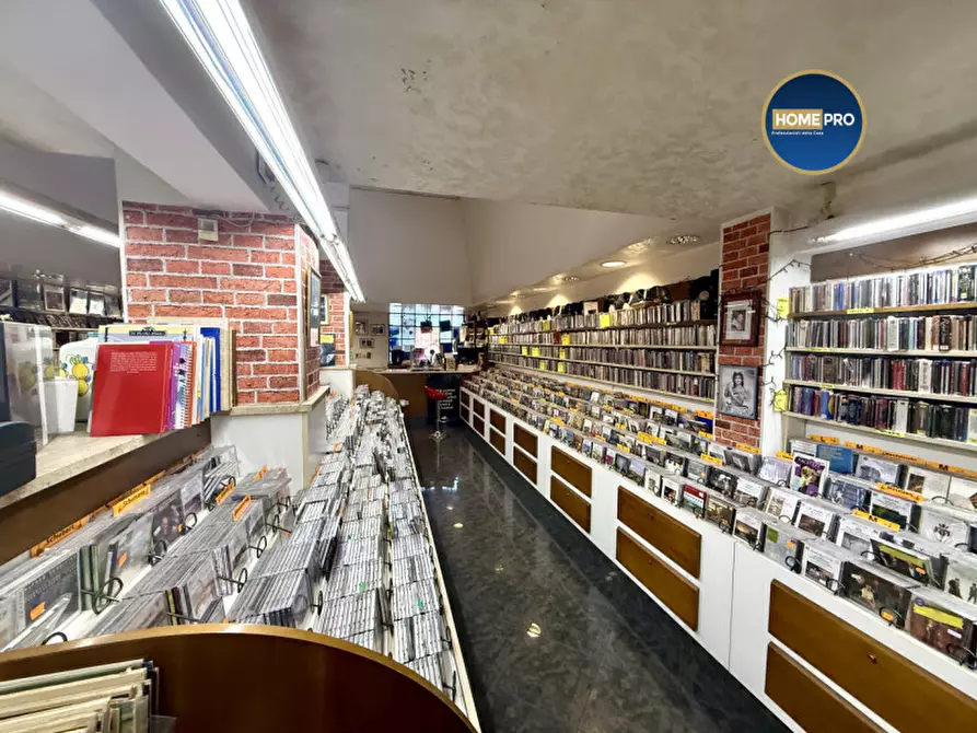 Immagine 4 di Negozio in affitto  in via Oslavia a Roma