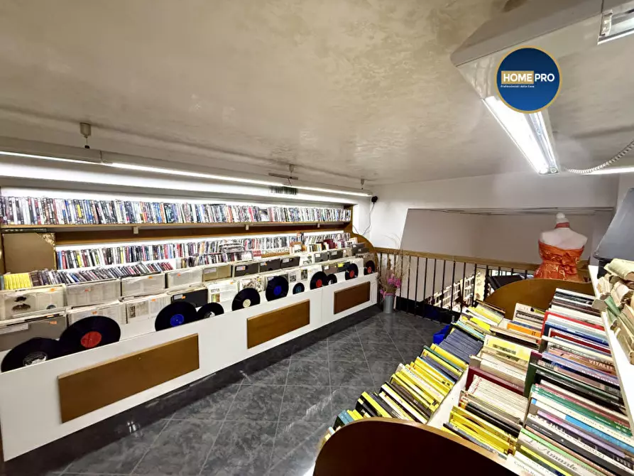 Immagine 6 di Negozio in affitto  in via Oslavia a Roma