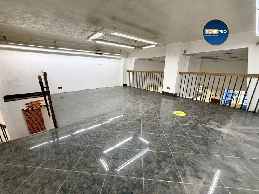 Immagine 8 di Negozio in affitto  in via Oslavia a Roma