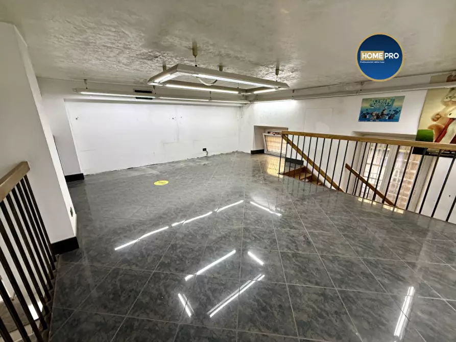 Immagine 10 di Negozio in affitto  in via Oslavia a Roma