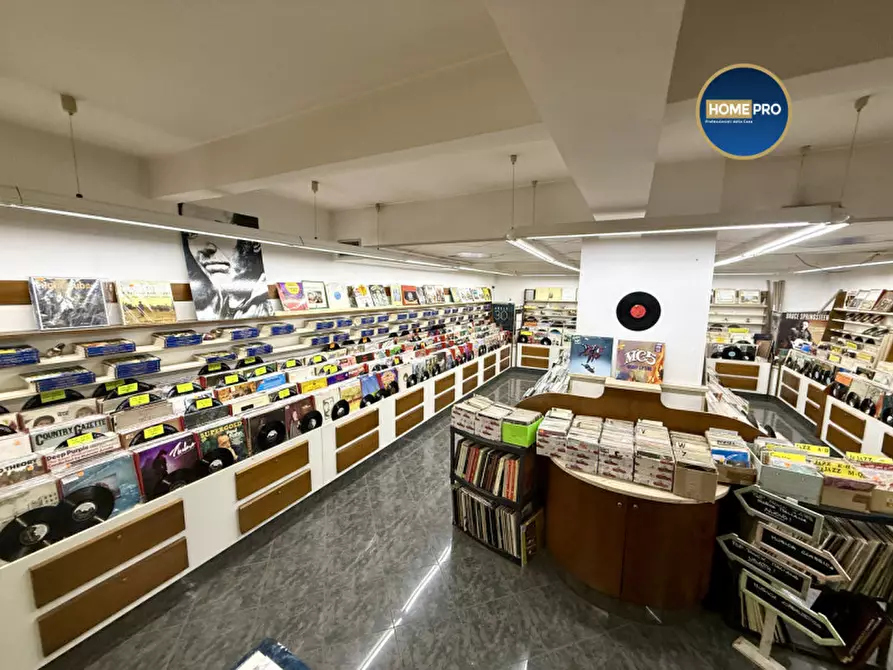 Immagine 10 di Negozio in affitto  in via Oslavia a Roma