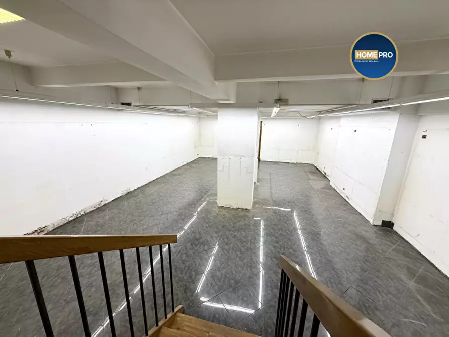 Immagine 11 di Negozio in affitto  in via Oslavia a Roma