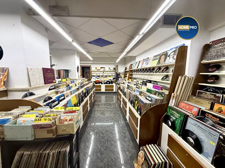 Immagine 11 di Negozio in affitto  in via Oslavia a Roma