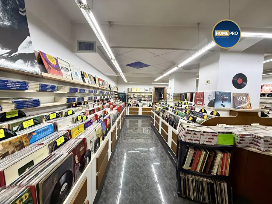 Immagine 12 di Negozio in affitto  in via Oslavia a Roma