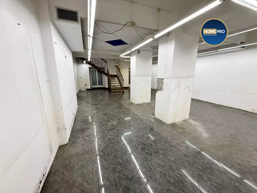 Immagine 13 di Negozio in affitto  in via Oslavia a Roma