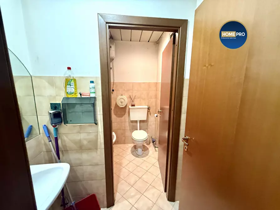 Immagine 14 di Negozio in affitto  in via Oslavia a Roma