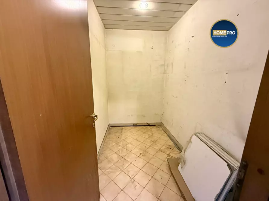Immagine 15 di Negozio in affitto  in via Oslavia a Roma