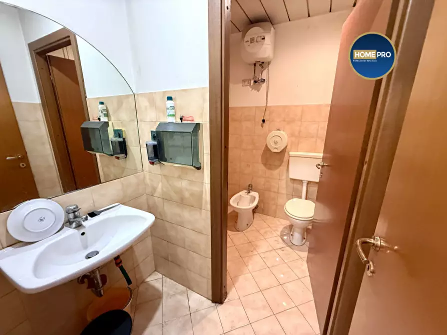 Immagine 16 di Negozio in affitto  in via Oslavia a Roma