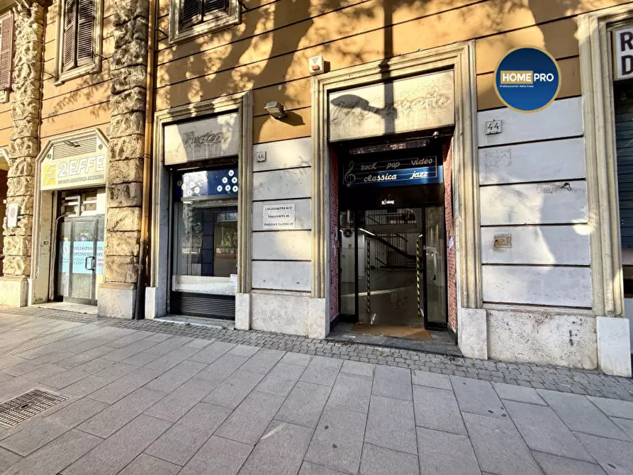 Immagine 17 di Negozio in affitto  in via Oslavia a Roma