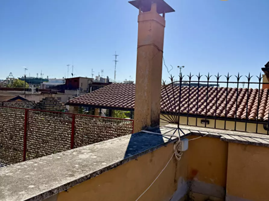 Immagine 16 di Negozio in affitto  in via Oslavia a Roma