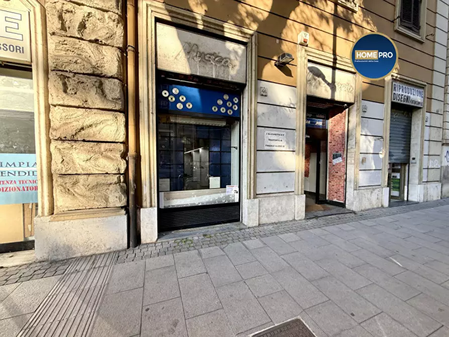 Immagine 18 di Negozio in affitto  in via Oslavia a Roma