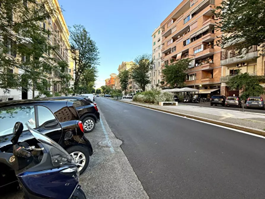 Immagine 19 di Negozio in affitto  in via Oslavia a Roma