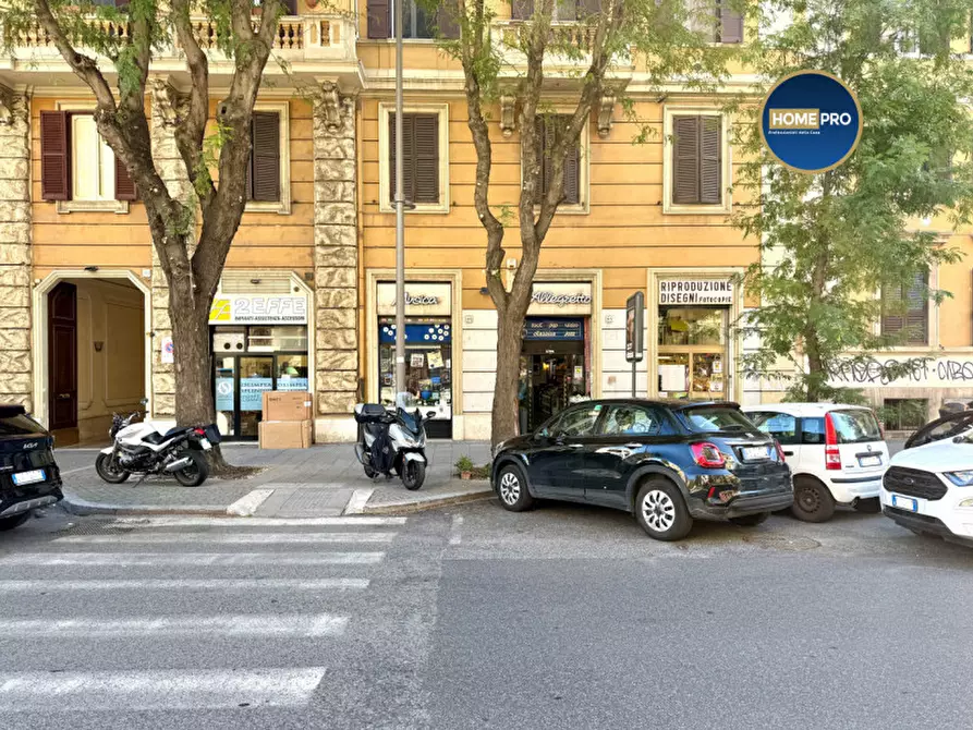 Immagine 18 di Negozio in affitto  in via Oslavia a Roma
