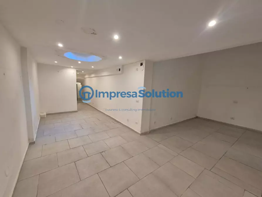 Immagine 11 di Negozio in affitto  in Via Giuseppe Fiorelli 3 a Napoli