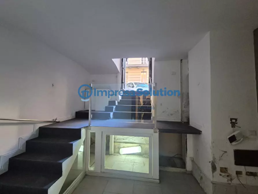 Immagine 14 di Negozio in affitto  in Via Giuseppe Fiorelli 3 a Napoli