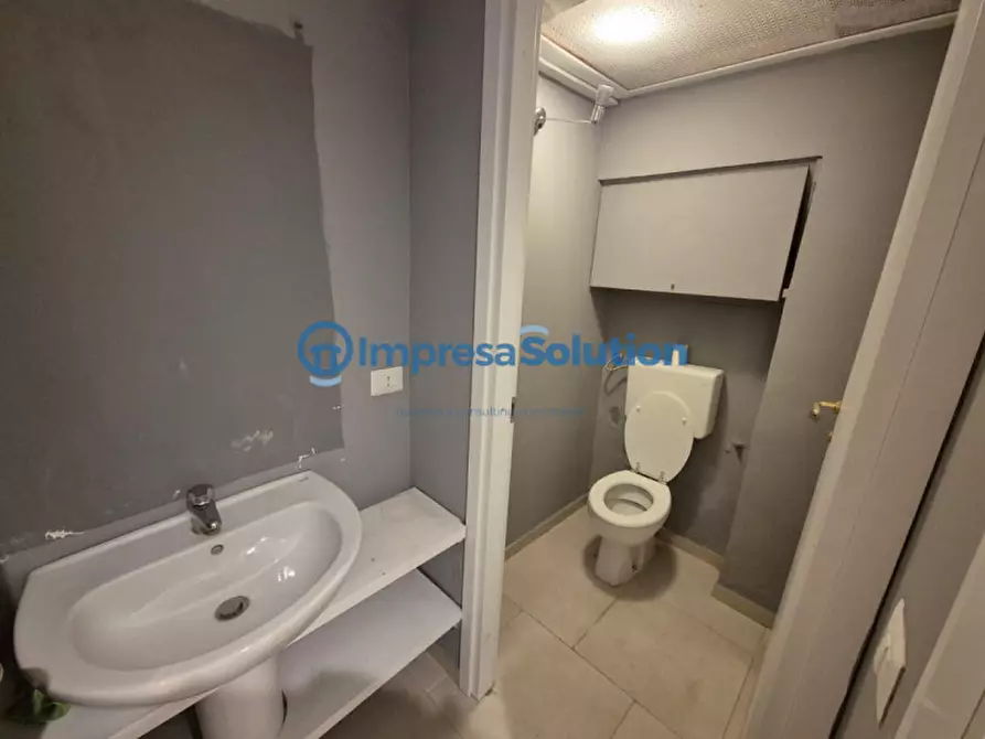 Immagine 16 di Negozio in affitto  in Via Giuseppe Fiorelli 3 a Napoli