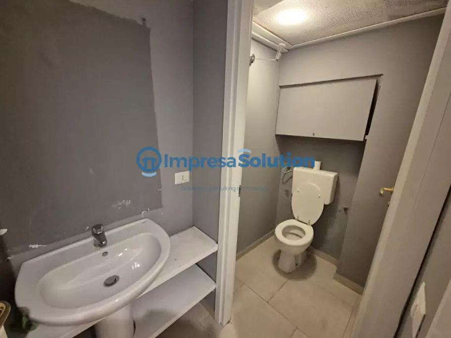 Immagine 18 di Negozio in affitto  in Via Giuseppe Fiorelli 3 a Napoli