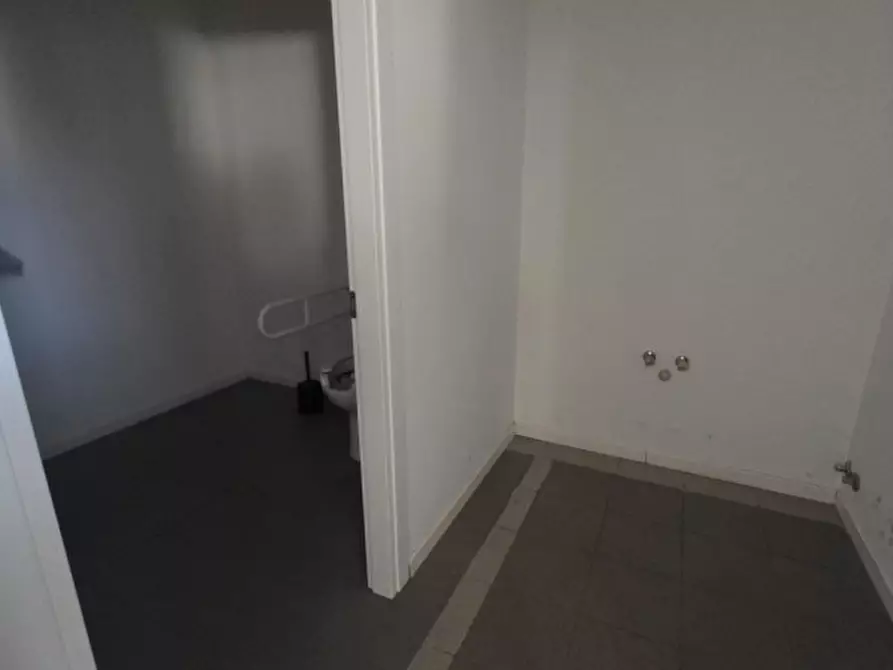 Immagine 13 di Negozio in affitto  in Via Castellana 117 a Resana