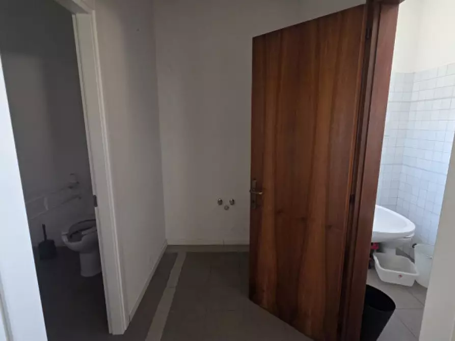 Immagine 17 di Negozio in affitto  in Via Castellana 117 a Resana