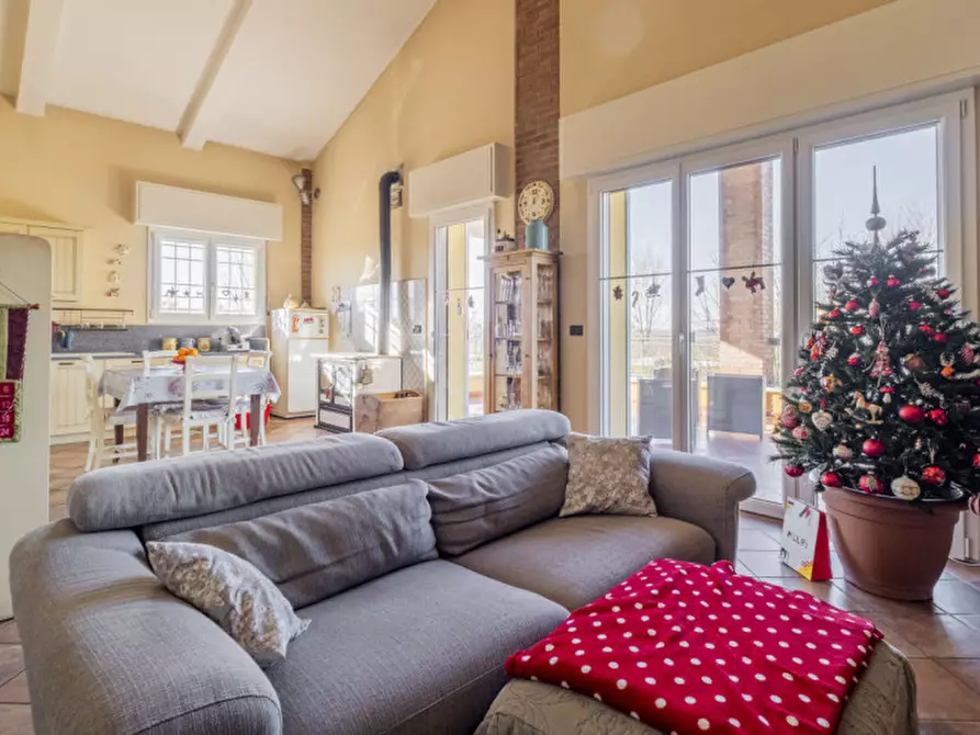 Immagine 2 di Villa in vendita  in Via Tortorelli a Budrio