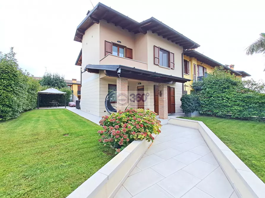 Immagine 1 di Villetta a schiera in vendita  in Via San Carlo Borromeo a Erbusco