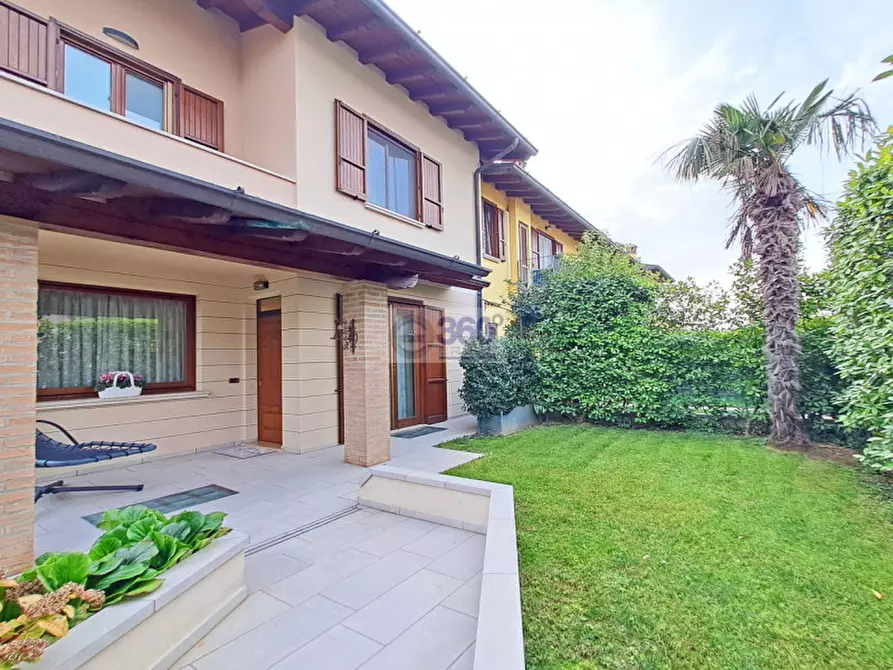 Immagine 1 di Villetta a schiera in vendita  in Via San Carlo Borromeo a Erbusco