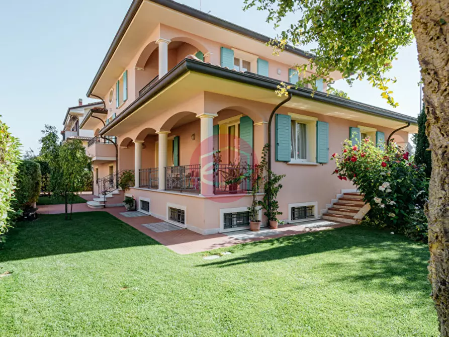 Immagine 2 di Villa in vendita  a Savignano Sul Rubicone