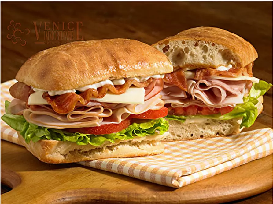 Immagine 3 di Attività commerciale in vendita  a Venezia