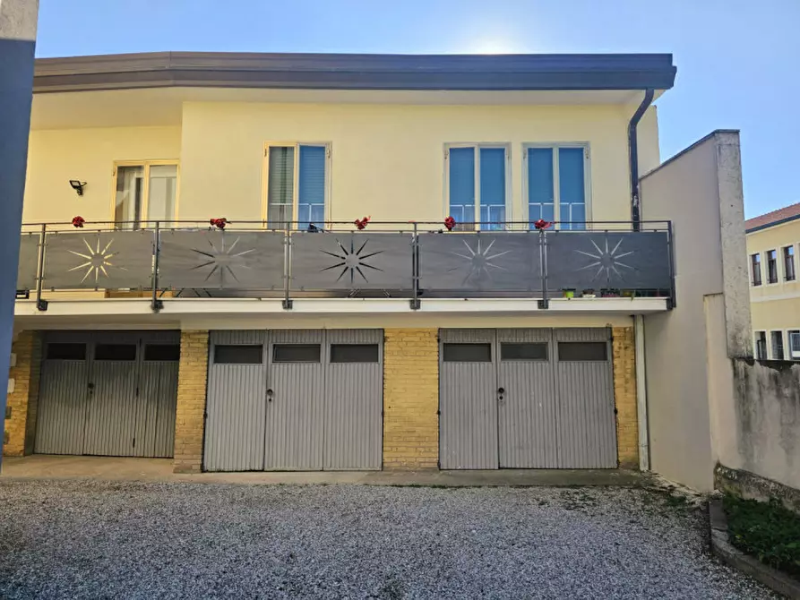 Immagine 1 di Garage in vendita  in viale fiume a Este