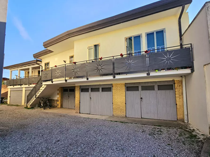 Immagine 3 di Garage in vendita  in viale fiume a Este
