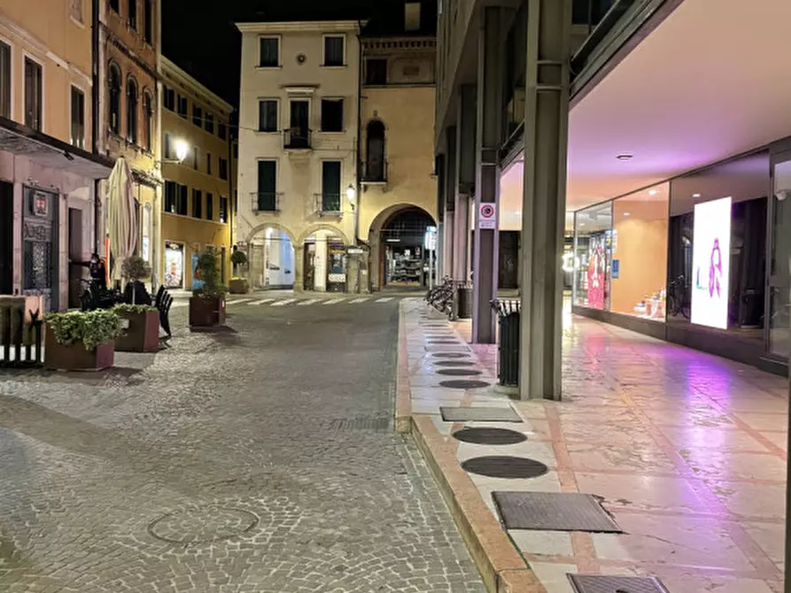 Immagine 1 di Negozio in affitto  in Via San Gregorio Barbarigo a Padova