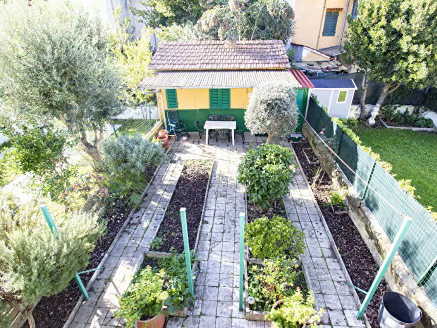 Immagine 34 di Casa indipendente in vendita  a Prato