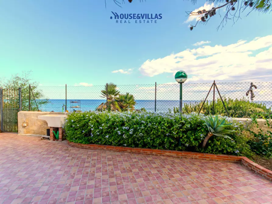 Immagine 15 di Villa in vendita  in Via Gallina a Avola