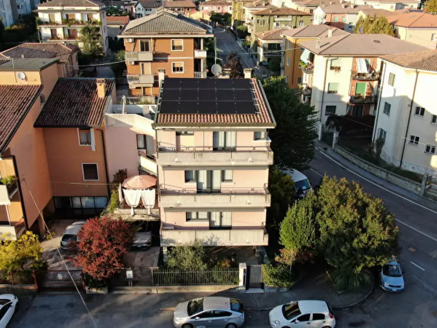 Immagine 2 di Villa in vendita  a Verona