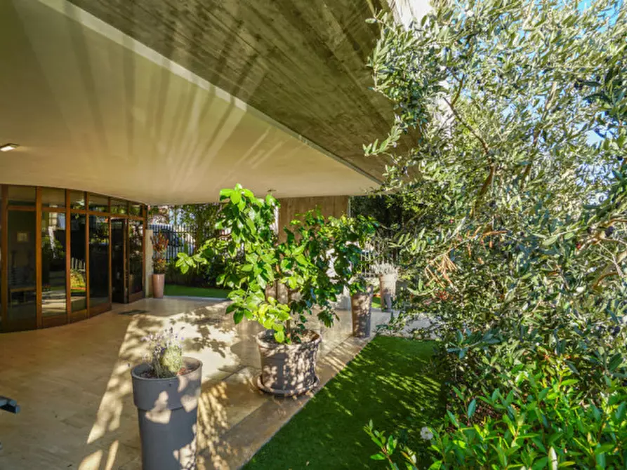 Immagine 7 di Villa in vendita  a Verona