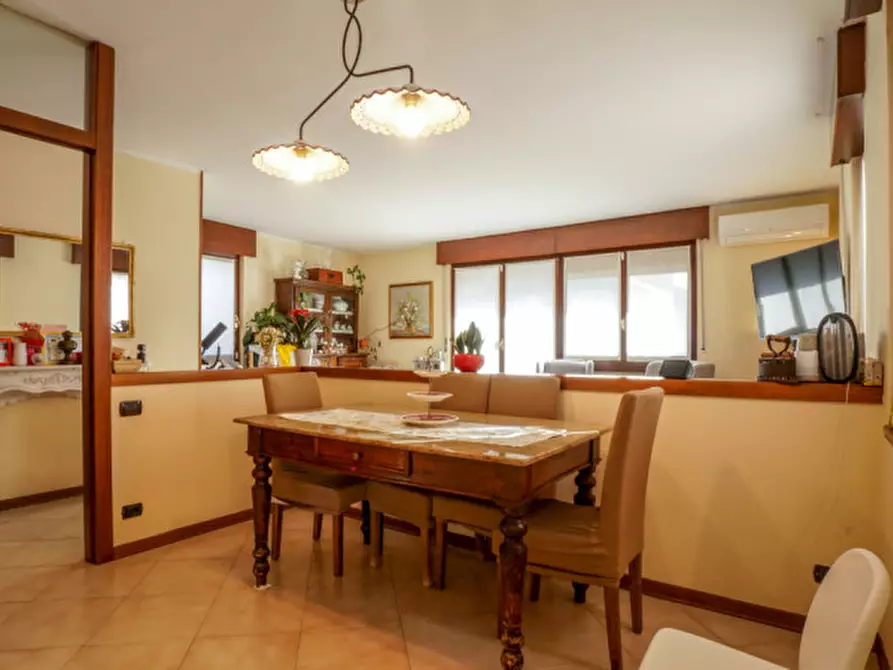 Immagine 18 di Villa in vendita  a Verona