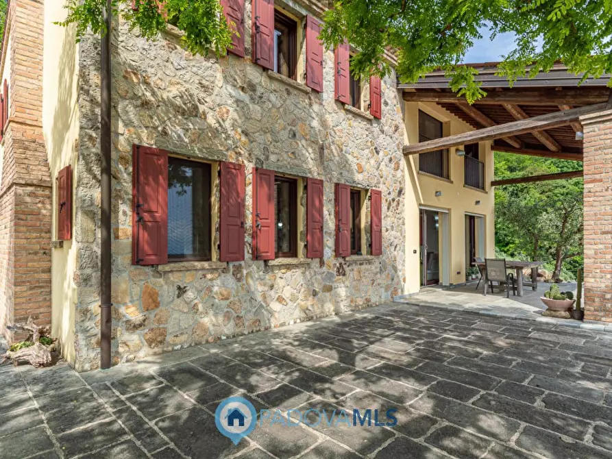 Immagine 1 di Villa in vendita  in Via Fontanelle, a Arqua' Petrarca