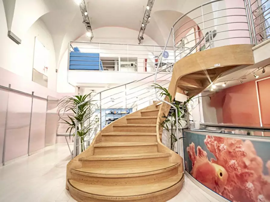 Immagine 1 di Negozio in vendita  in Piazza San Francesco a Prato