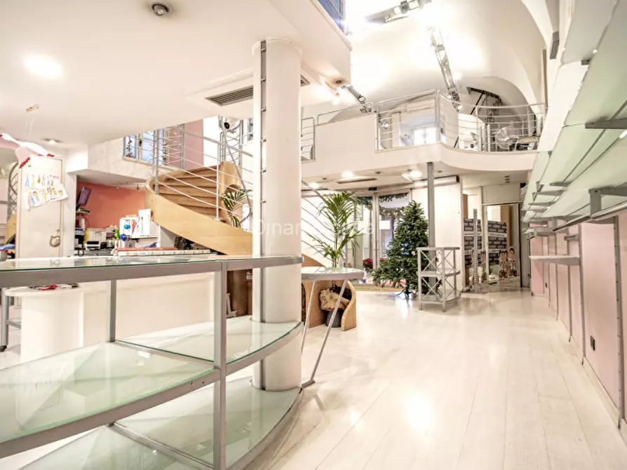 Immagine 3 di Negozio in vendita  in Piazza San Francesco a Prato