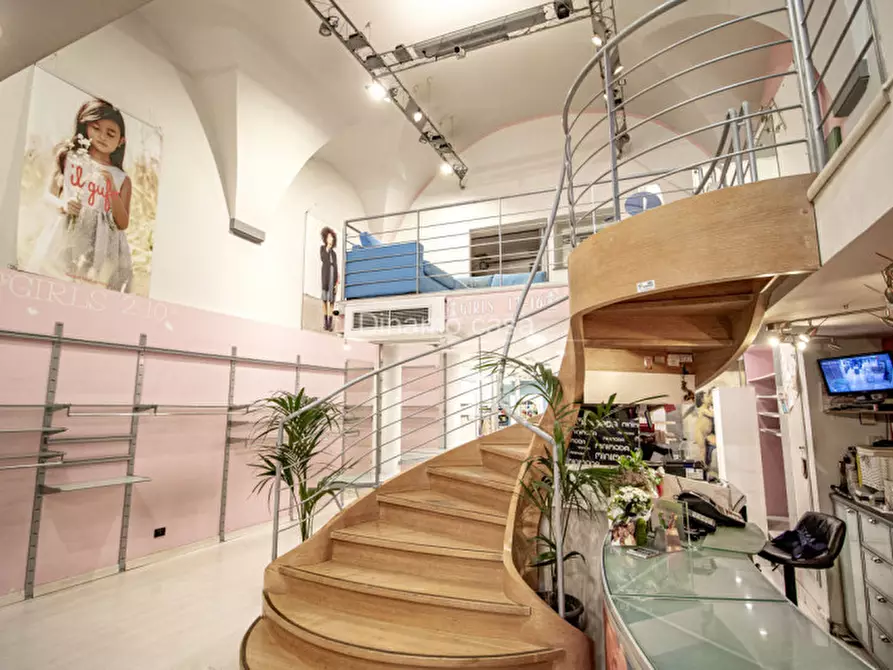 Immagine 31 di Negozio in vendita  in Piazza San Francesco a Prato