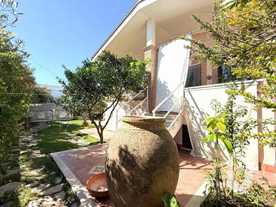 Immagine 4 di Villa in vendita  in VIA OLIVADI a Roma