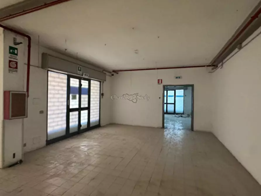 Immagine 10 di Negozio in vendita  a Modica