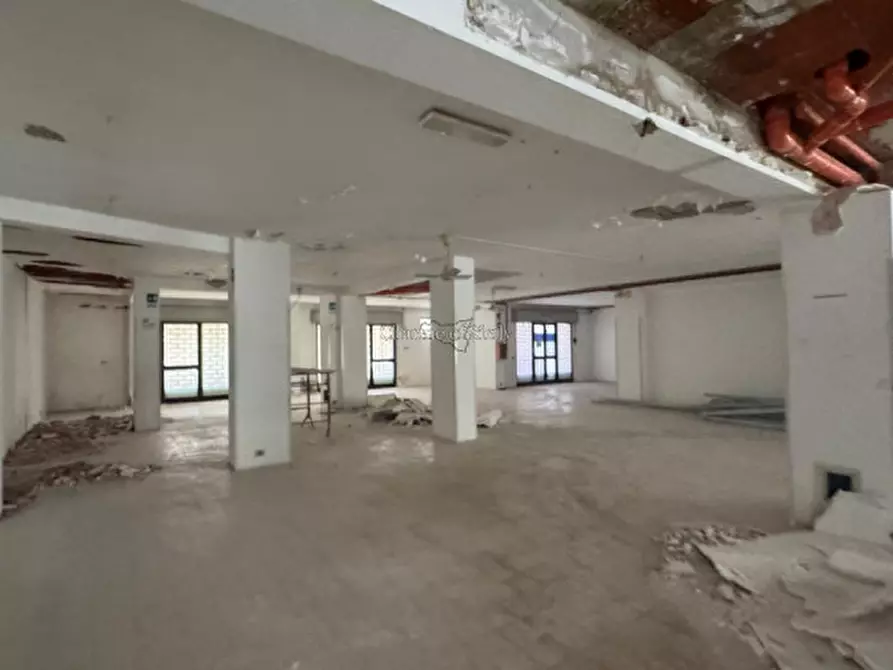 Immagine 12 di Negozio in vendita  a Modica