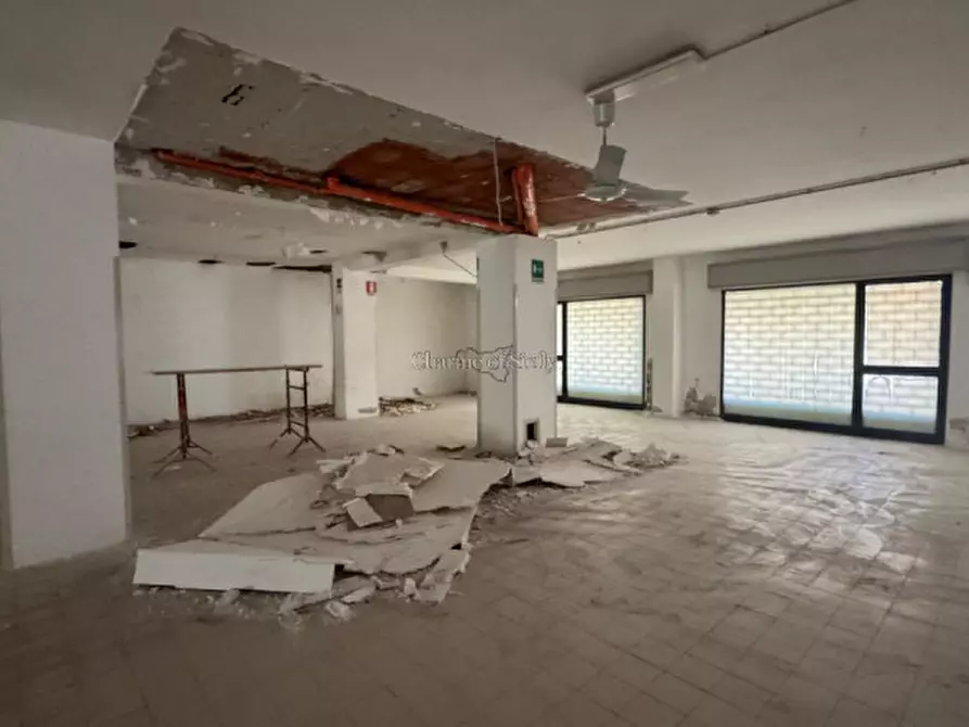 Immagine 16 di Negozio in vendita  a Modica