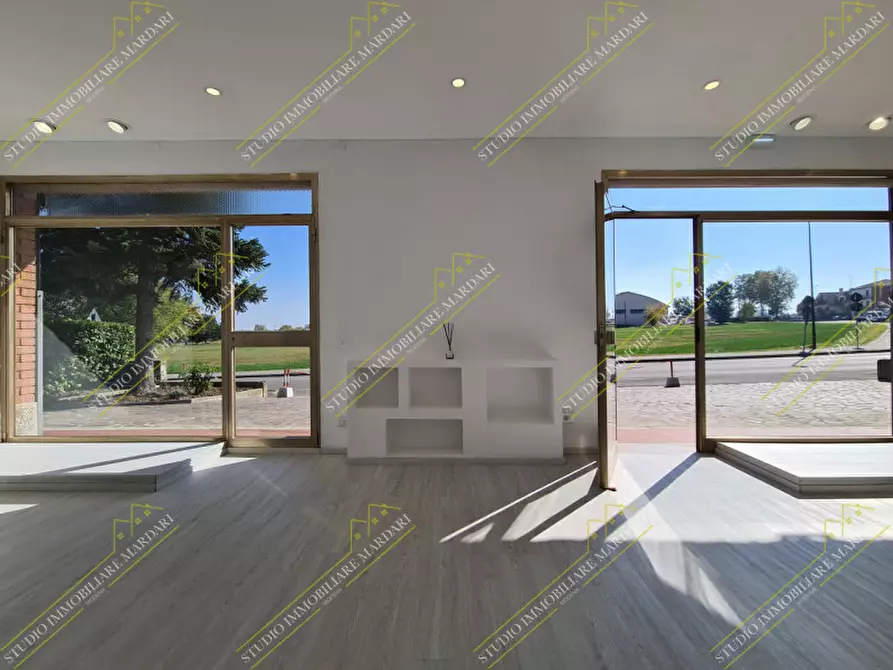 Immagine 4 di Negozio in affitto  in Via Ripa 3 a Casalgrande