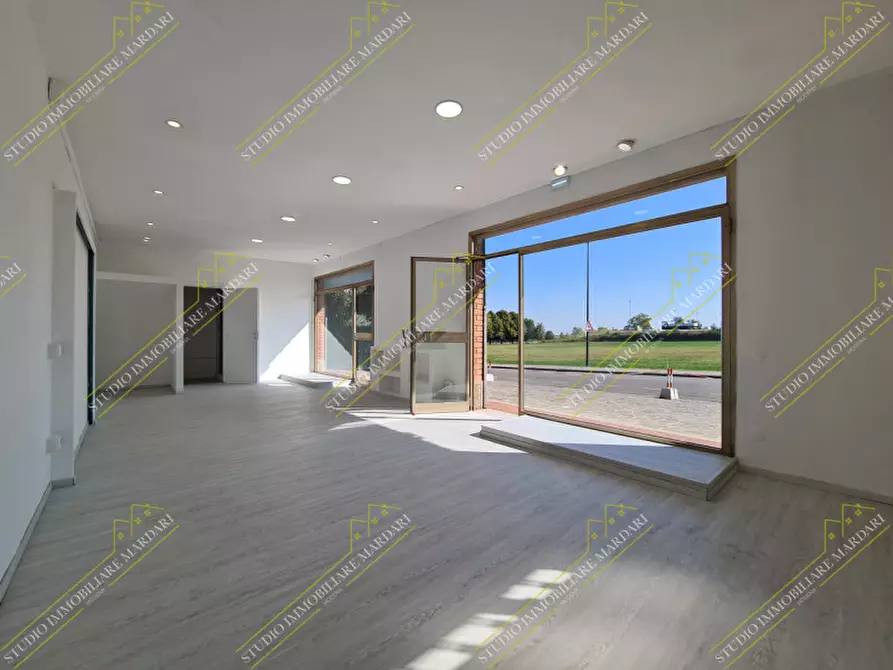 Immagine 6 di Negozio in affitto  in Via Ripa 3 a Casalgrande