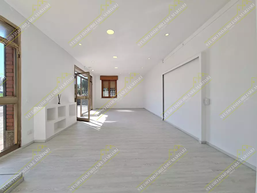 Immagine 7 di Negozio in affitto  in Via Ripa 3 a Casalgrande